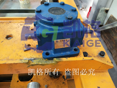 巖棉板復合旋轉設備提升裝置